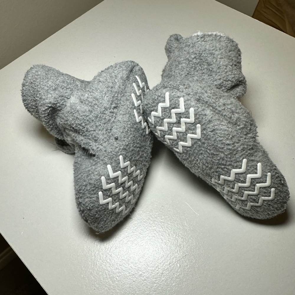 HB Velcro baby booties gray with white plush lining. Grippy soles 0-6 months